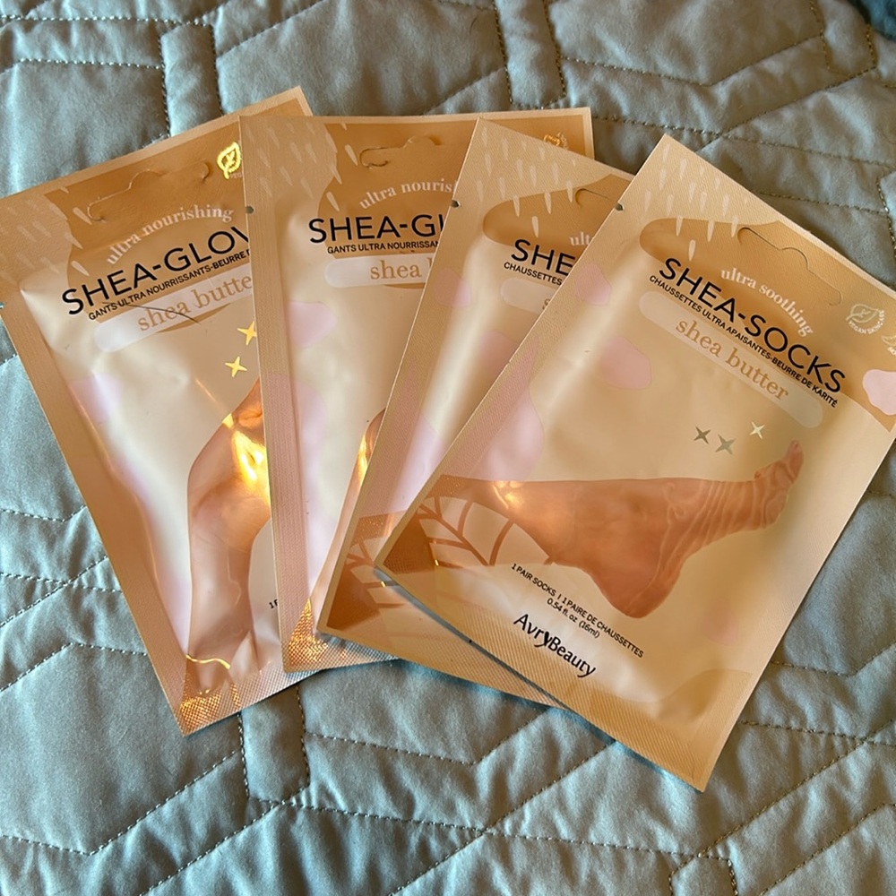 NWT, pack of 4, Avry Beauty, Shea Butter Socks, 1 pr of socks per package 👣🌹💕